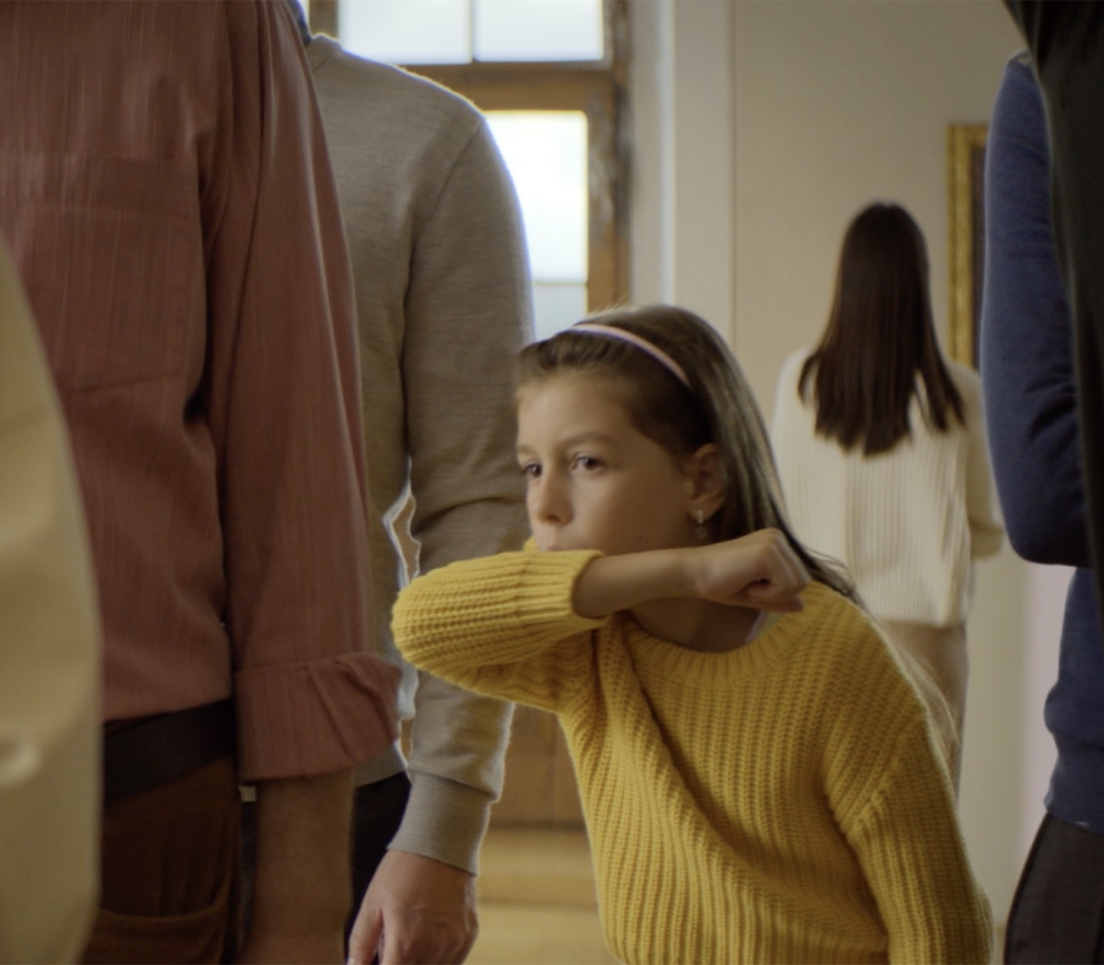 Image clé du film Bisolvon Museum avec une enfant en jaune